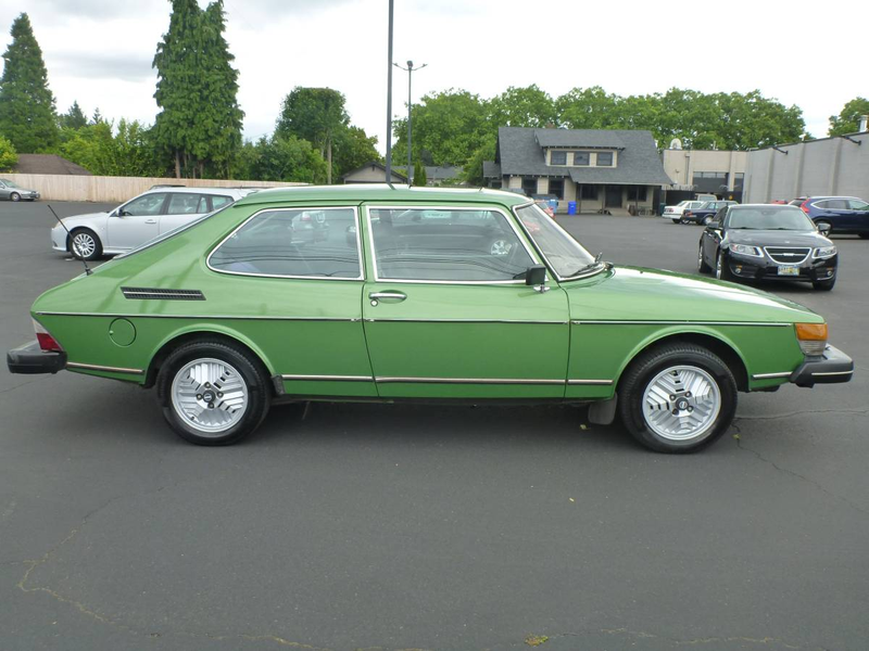 Illustration for article titled At $4,500, Could This 1979 Saab 900 EMS Make it Easy Being Grön?